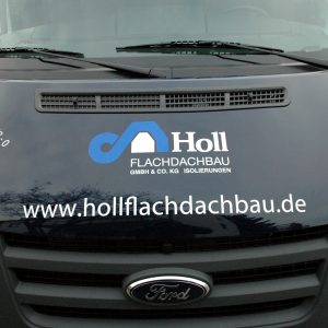 Schwarzer Ford mit 2-farbigen Holl Flachdachdachbau Logo foliert