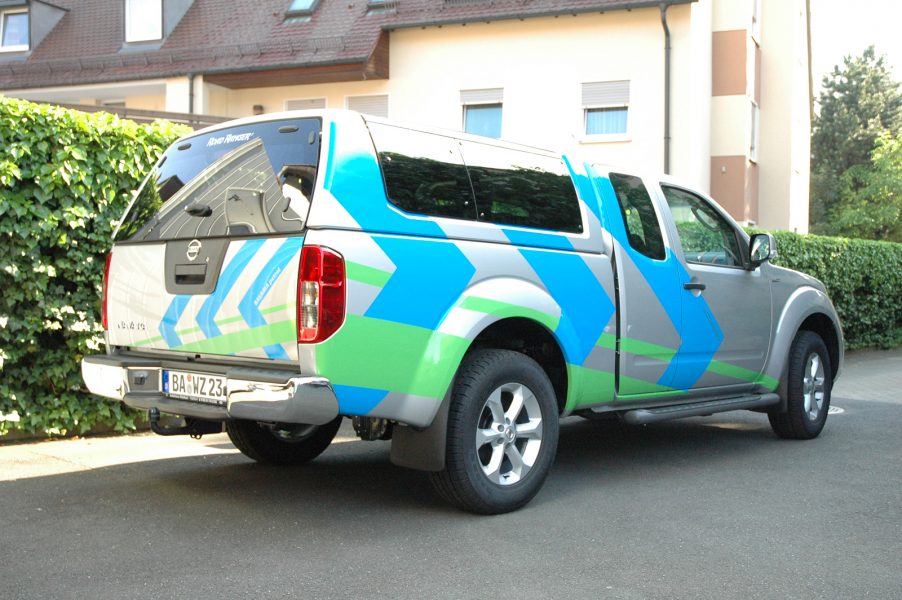 Auffällig beklebtes Fahrzeug mit blauen und grünen Elementen