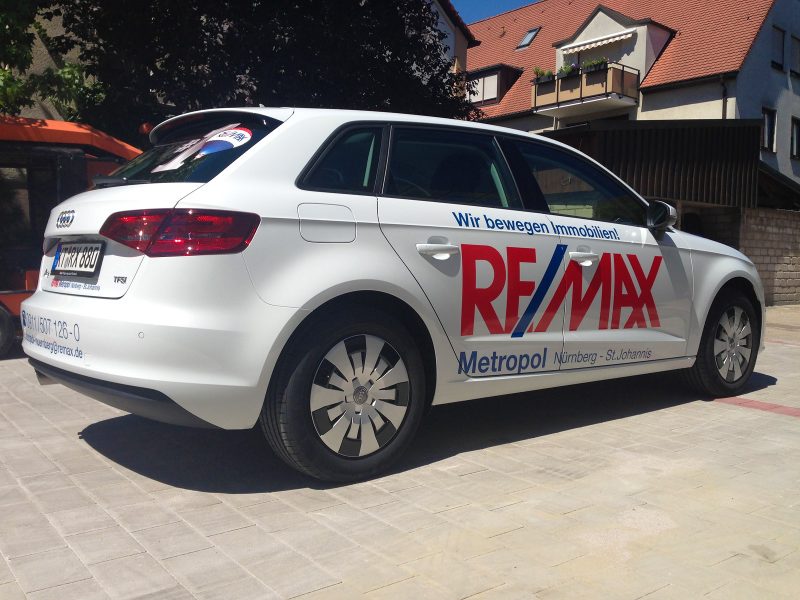 Goßflächige Beklebung eines Audis mit Remax Logo