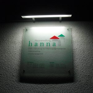 Acrylglasschild für die Firma Hausverwaltung hanna