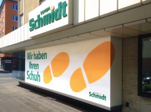 Vollflächige Sichtschutzbeklebung mit Motiv für Schuh Schmidt