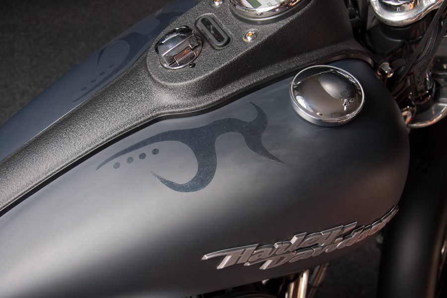 Glänzend schwarze Folierung auf matt schwarzem Motorrad