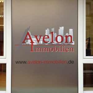 Sichtschutzbeklebung mit gedrucktem Logo von Avelon Immobilien