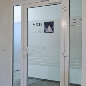 Sichtschutzbeklebung einer Eingangstüre mit gedrucktem Logo