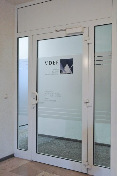 Sichtschutzbeklebung einer Eingangstüre mit gedrucktem Logo