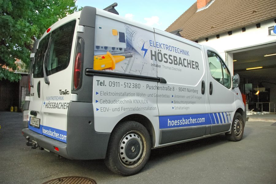 Moderne und auffällige Fahrzeugbeklebung mit Digitaldruck und Folienschnitt für die Firma Hössbacher Elektrotechnik