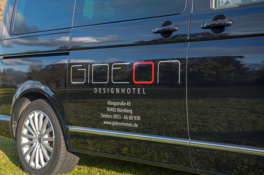 Dezente VW Bus Folierung mit dem Logo und Kontaktdaten vom Gideon Designhotel