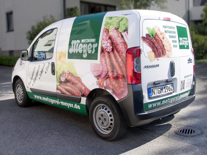 Großfläche Folierung des Lieferwagens der Metzgerei Meyer mit ansprechenden Food-Aufnahmen und großem Logo
