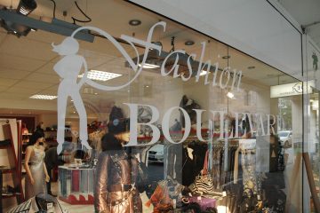 Dezente Beklebung einer Boutique mit Text aus Glasdekor