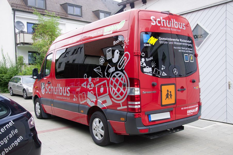 Heckansicht des Schulbusses für die Gemeinde Rückersdorf mit Icons rund ums Thema Schule