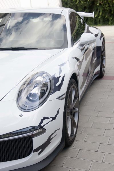Frontansicht des folierten Porsche GT3 im grauen Streifendesign