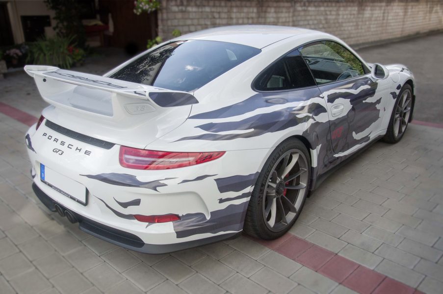 Schrägansicht des folierten Porsche GT3 im grauen Streifendesign
