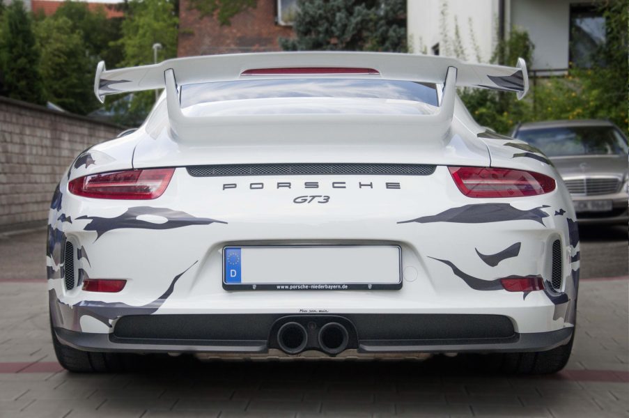 Heckansicht des folierten Porsche GT3 im grauen Streifendesign