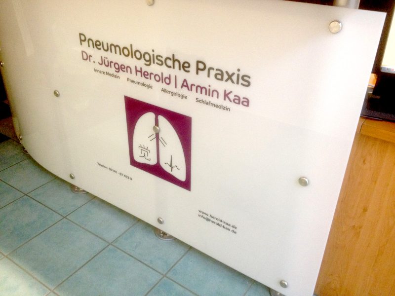 Folierung eines Tresens im Empfangsbereich der pneumologischen Praxis