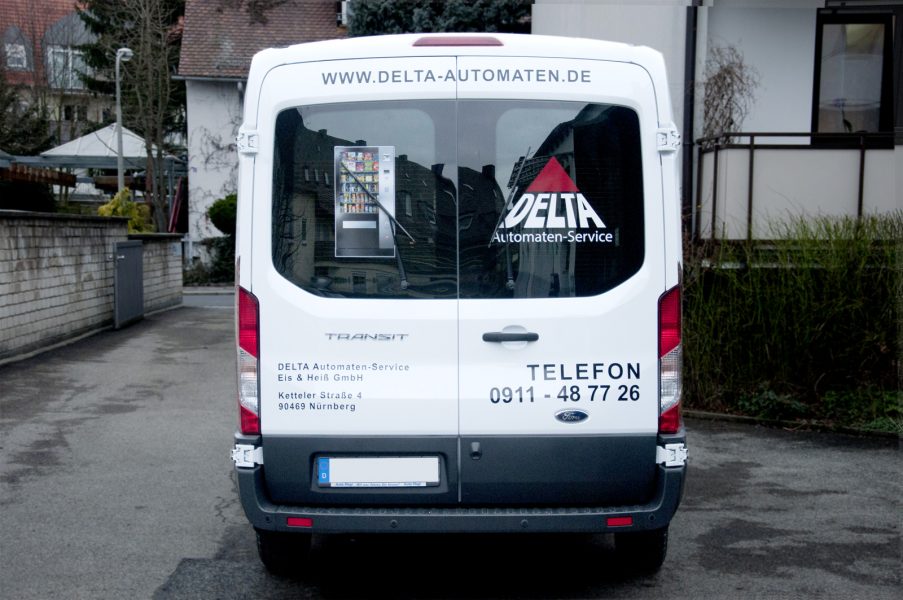 Heckansicht des folierten Wagens für Delta Automaten mit Logo und digital gedrucktem Kühlschrank