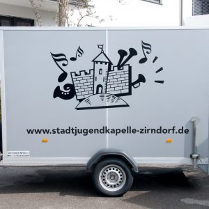Folierung des Anhängers der Stadtjugendkapelle Zirndorf mit Logo