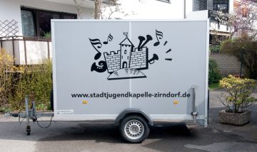 Folierung des Anhängers der Stadtjugendkapelle Zirndorf mit Logo
