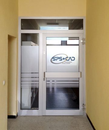 Folierung einer Eingangstüre mit Glasdekor und farbiger Klebefolie