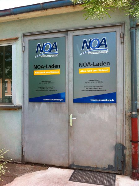 Folierung der Eingangstüre des NOA-Ladens