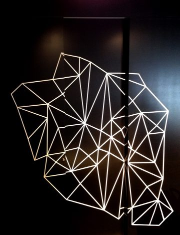 Folierung eines schwarzen Schrankes mit weißer Netzgrafik für Design Offices