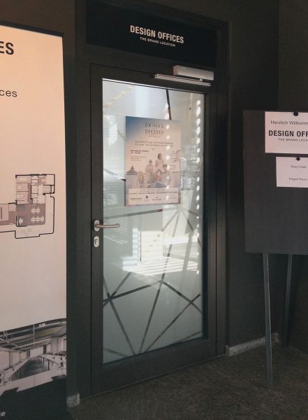 Folierung einer Design Office Türe mit bekannter Netzgrafik aus Glasdekor