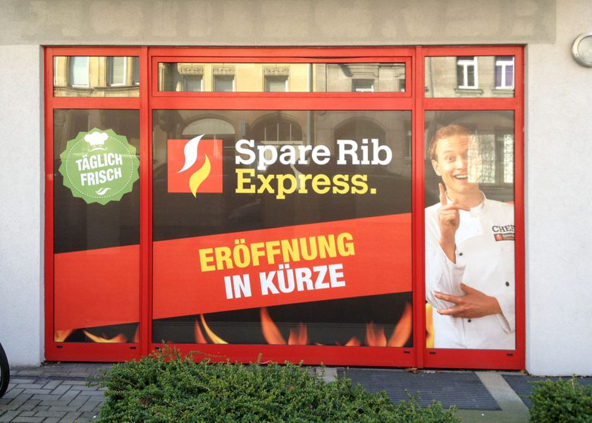 Beklebung bedruckter Lochfolie bei Spare Rib Express in Nürnberg