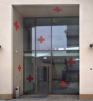 Beklebung des Bayerischen Roten Kreuzes in Stein