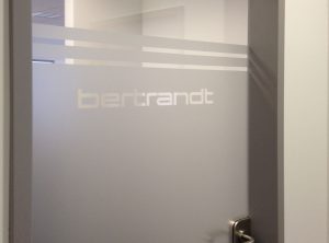 Bürotür mit Sichtschutzbeklebung für Bertrandt