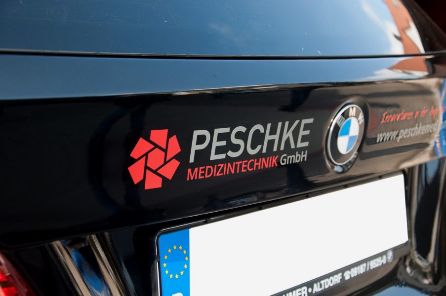 BMW hinteransicht beklebt mit Logo