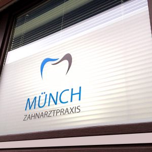 Logo auf Glasdekor an Fensterscheibe