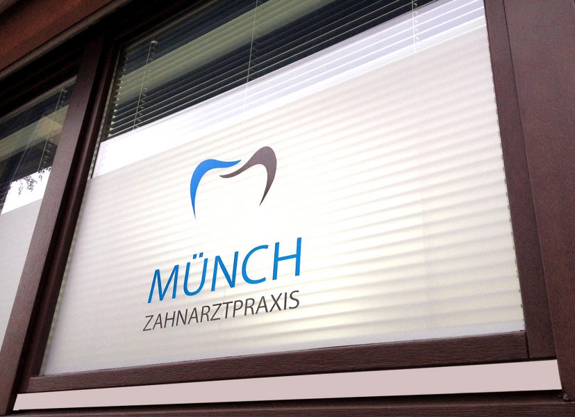 Logo auf Glasdekor an Fensterscheibe