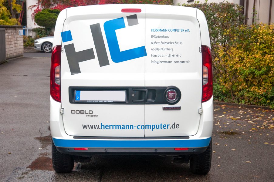 Heckansicht einer auffälligen Fahrzeugfolierung für Herrmann Computer
