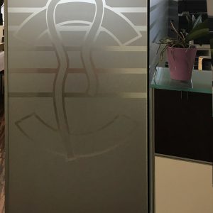 Glasdekorfolierung im Wartezimmer einer Arztpraxis
