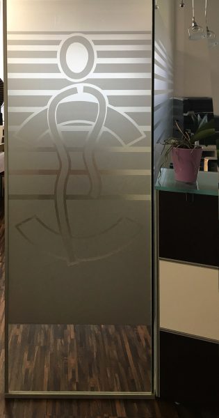 Glasdekorfolierung im Wartezimmer einer Arztpraxis