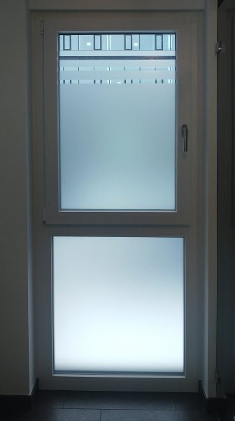 Ansicht der folierten Fenster mit 3 Abschlussstreifen