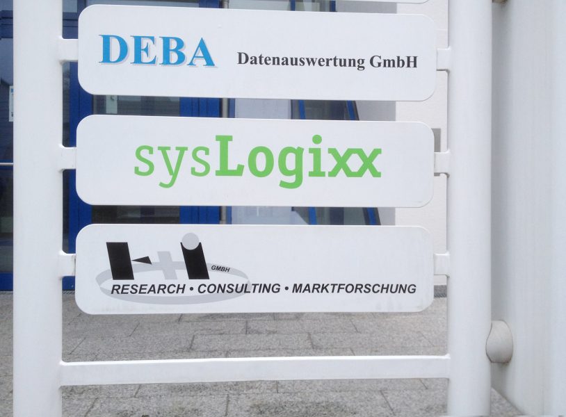 Umfolierung einer Schildanlage mit sysLogixx Logo