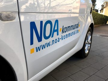 Nahaufnahme des 5-farbigen Logos von NOA kommunal