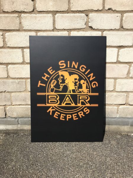 Foliertes Blechschild in schwarz matt mit gelbem Singing Bar Keepers Logo