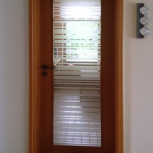 Holz furnierte Küchentüre mit Glasausschnitt der mit Sichtschutzstreifen beklebt wurde