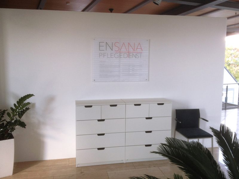 Leitsprüche der Firma Ensana auf Acrylglasschild