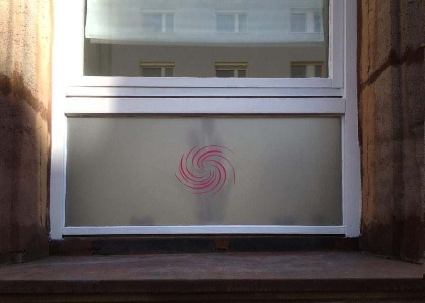 Sichtschutz aus Glasdekor mit pinkfarbenem Wirbel darauf