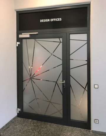 Folierte Türe bei Design Offices mit foliertem Oberlicht