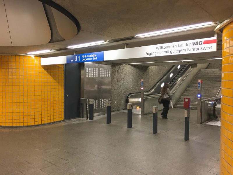 Folierung eines U-Bahnaufganges