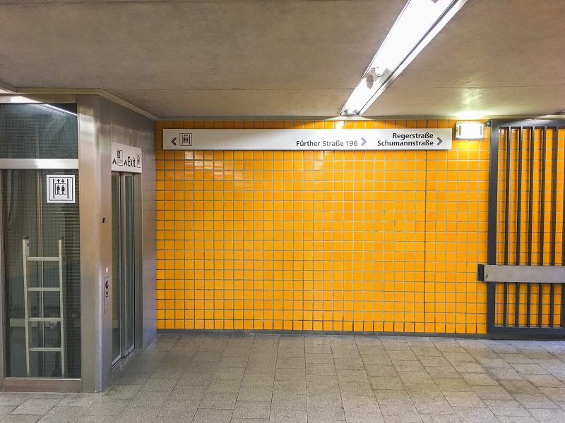 Anbringung eines Orientierungsleitsystems in einer U-Bahnstation