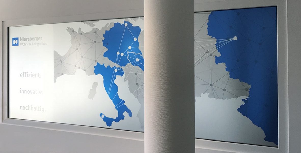 Fensterbeklebung mit bedrucktem Motiv einer vernetzten Weltkarte
