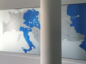 Fensterbeklebung mit bedrucktem Motiv einer vernetzten Weltkarte