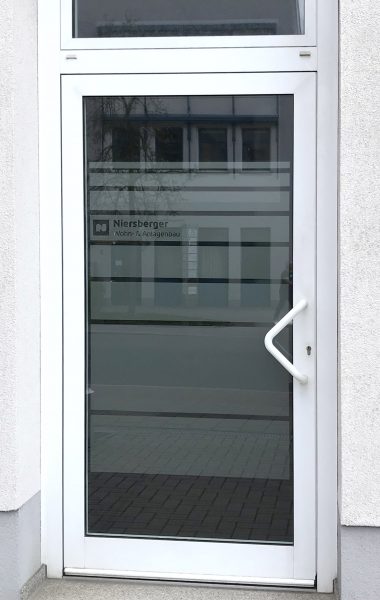 Folierung einer Glastüre mit Milchglasfolie und negativ herausgeschnittenem Logo