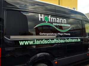 Seitenansicht eines VW Crafters mit 3-farbiger Beklebung für Hofmann Garten- und Landschaftsbau