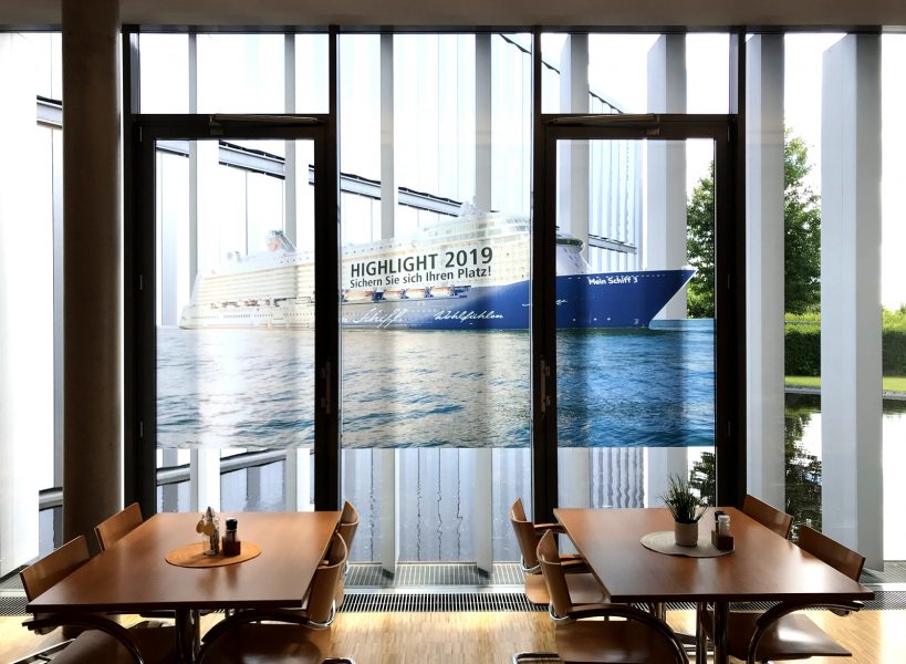 Folierung einer transluzenten Fensterbegrenzung mit Motiv eines Kreuzfahrtschiffes