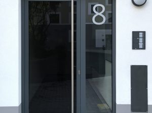 Dezente "8" als Große Hausnummer auf Glastüre